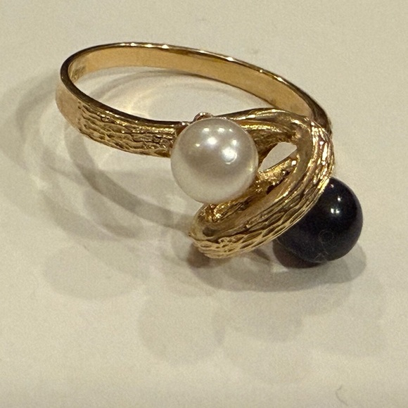 Elegant Black & White Pearl Ladies Ring - Picture 1 of 4